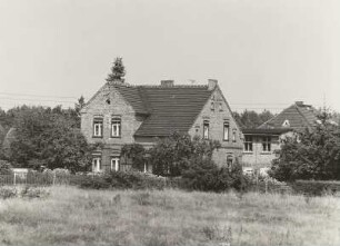 Wohnhaus mit Nebengebäude