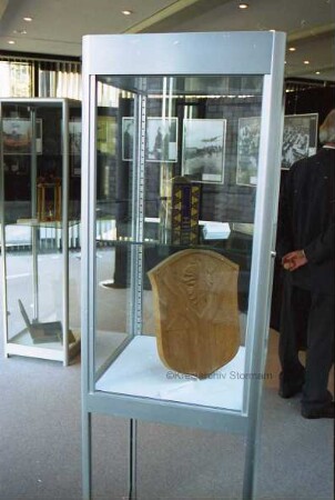 Ausstellungseröffnung "60 deutsche Jahre, 60 deutsche Bilder": Standvitrine