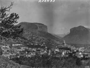 Alaró : Blick auf die Stadt Alaró mit Tafelbergen im Hintergrund