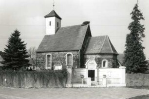 Torgau-Pflückuff. Dorfkirche Staupitz (1201/1300 begonnen, 1683 Dachreiter). Ansicht von Südosten mit Denkmal für die Gefallenen des 1. Weltkrieges