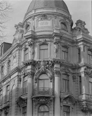 Wohn- und Geschäftshaus (Stadt- und Saalkreis-Sparkasse)