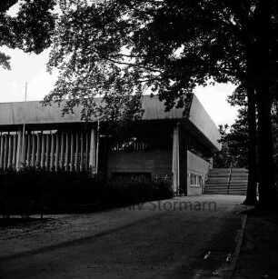 Stormarnhalle: Am Bürgerpark: vorn Weg, Hecke und Baum: hinten rechts Treppe