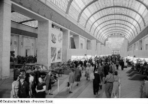 Ein PKW GAZ-12 ZIM der sowjetischen Sektion auf der Leipziger Herbstmesse 1954