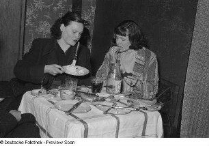 Renate Rössing und eine weitere Frau beim Essen