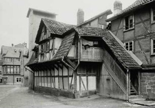 Witzenhausen, Fachwerkhaus : Witzenhausen. Fachwerkhaus mit vorkragendem Dachgeschoss und überdachter Außentreppe