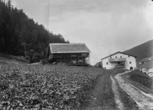 Hof und Futterhaus : Italien, Südtirol. Hof in St. Ulrich in Gröden, Grödental