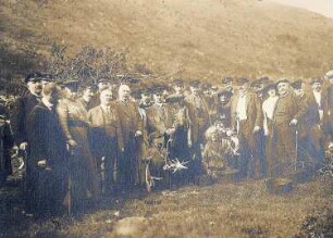 Norwegen. Gruppenbild mit Touristen der Hapag, Knaben und altem Samen, in einen Samenlager bei Tromsø stehend