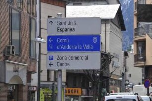 Andorra la Vella - Hinweisschilder : Hinweisschilder für den Straßenverkehr. Aufgenommen im Geschäftszentrum der Hauptstadt Andorra la Vella am 17. April 2012