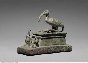 Ibis auf einem Schrein, vor dem zwei Paviane und die Göttin Maat sitzen