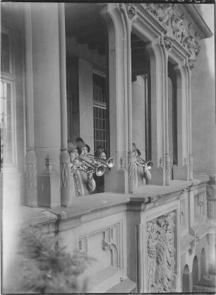 Frankfurt, Trompeter am Rathaus : Frankfurt am Main. Römer (Rathaus). Römerberg 21. Vom Hofbalkon blasende Trompeter
