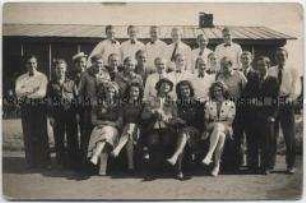 Gruppenbild der Theatergruppe deutscher Kriegsgefangener des Afrika-Korps "Die Frontbühne Afrika" in einem Kriegsgefangenenlager in Texas - Personenkonvolut