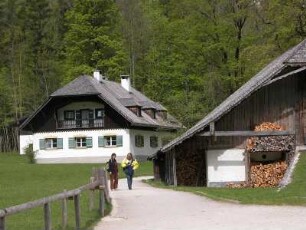 Häuser auf der Halbinsel Sankt Bartzholomä im Königssee bei Berchtesgaden