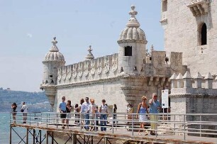 Lissabon - Festung Torre de Belem : Zugangsbrücke zum Torre de Belem, Lissabon. Die Festungsanlage wurde 1515 zum Schutz der Hafeneinfahrt errichtet, heute Weltkulturerbe, aufgenommen 2006