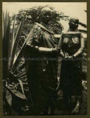 Zwei Massai-Mädchen neben einer Riesenagave