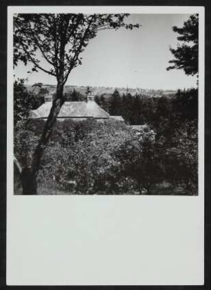 Garten von Hofmannsthals Rodauner Haus, Blick von oben vom Kirchplatz auf das Hausdach und die Landschaft dahinter