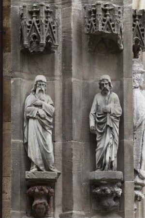 Südportal mit reichem Figurenprogramm — Linker Strebepfeiler — Zwei männliche Heilige