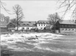 Ostritz. Zisterzienserinnenabtei Klosterstift St. Marienthal (um 1230 gegründet). Blick über die Neiße gegen ehemalige Mühle, Kraftwerk und Sägewerk