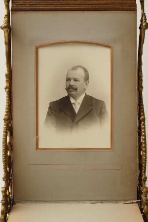 10. Portrait: Eduard Heine, Gewerbeinspektor in Zittau : Patentierter Bilderständer. "In Ehrerbietung gewidmet von den Gewerbeinspektoren des Königreichs Sachsen"
