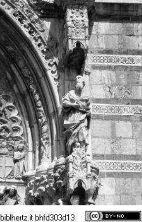Portaldekoration des Hauptportals, Die heiligen Petrus und Paulus (seitliche Fialen, mittlere Tabernakel)