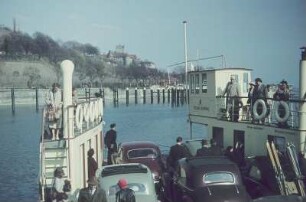 Meersburg. Bodensee, Einfahrt einer Autofähre in den Hafen