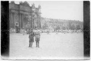 Russischer Soldat und Soldatin am Potsdamer Brandenburger Tor