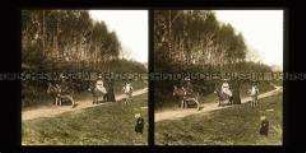Personengruppe beim Spaziergang, Kinder reiten auf Eseln, Châtelguyon