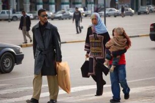 Hauptstadt Tripolis : Straßenszene mit libyscher Familie in Tripolis 2006