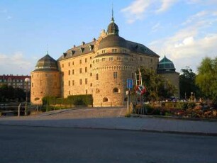 Örebro - das Wasserschloss : Das Schloss von Örebro, aufgenommen am 25. Juli 2012 in der Abendsonne