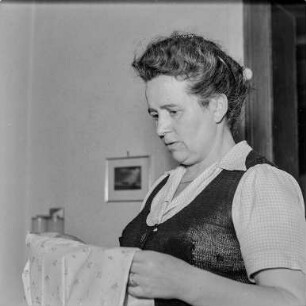 Mutti : Portrait der Ehefrau des Fotografen, Helene Heine, bei der Hausarbeit