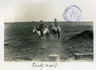 Island. Touristen der Hapag beim Ponyreiten in der Umgebung von Reykjavik