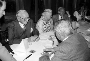 30. Tagung 1980 Chemiker; Studentenabend: am Tisch Friedrich A. v. Hayek, Frau v. Hayek, Manfred Eigen