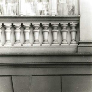 Cottbus, Sandower Straße 17. Villa (Kindergarten der Post; um 1820, E. 19. Jh.). Mittelrisalit, Blendbalustrade