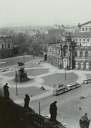 Dresden-Altstadt. Theaterplatz mit Reiterdenkmal König Johanns und Opernhaus. Blick von der Hofkirche