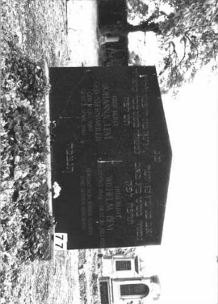 Grabstein 77 (Index: 99808492) Material: Granit Zustand: gut Maße HxBxT: 107x129x25 cm Beschreibung: Stele, breit, Sockel, giebelartiger Abschluß Besonderheit: Doppelgrab: Grabstein 77