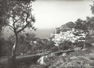 Capri. Ortsansicht mit Monte San Michele. Im Hintergrund der Vesuv (nicht das Castello Barabarossa)