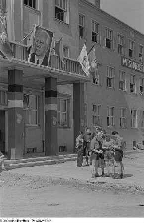 Angehörige der Fachschule für Landwirtschaftsmaschinenbau in deren Eingangsbereich