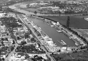 Dresden-Friedrichstadt. Alberthafen (1891/1895, Umbau 1997). Ansicht mit Hafenmühle (1912/1914; Lossow & Kühne). Luftbild-Schrägaufnahme gegen Elbe und Übigau nach Nordwesten