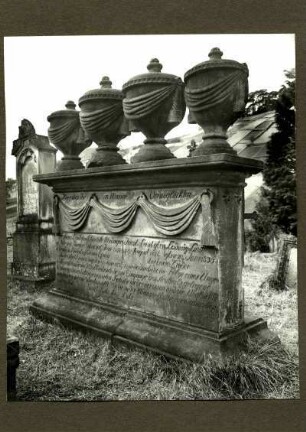 Friedhof, Grabmal der im Wasser verunglückten Familie Laub 1834