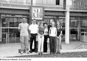 Begrüßung der neu aufgenommenen Azubis vor der Bereichsbibliothek DrePunct der SLUB