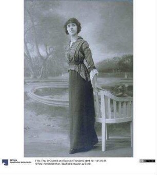 Frau in Oberteil und Rock von Fairyland