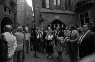 Bremen: Journalistengruppe in der Böttcherstraße