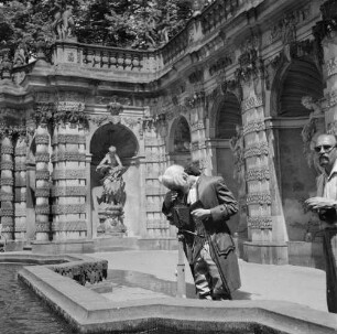 Fotografierte Fotografen. Als Lakai kostümierter Fotograf im Zwingerhof in Dresden