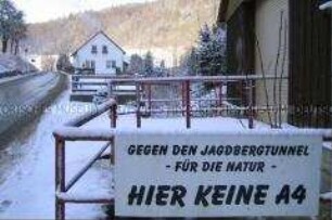 Protestschild an einem Haus gegen den Bau des Jagdbergtunnels für die Autobahn A4 (Altersgruppe 14-17)