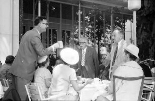Chemiker; Maikäferrede: Graf Lennart Bernadotte mit Leopold Ruzicka und Otto Hahn