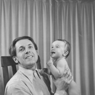 Vater hält sein Kind im Arm
