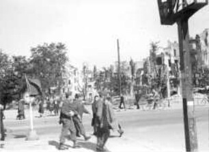 Besatzungssoldaten im zerstörten Berlin