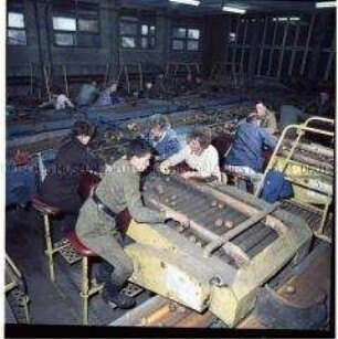 Arbeit an der Kartoffelsortiermaschine der LPG Neuholland (Kr. Oranienburg)