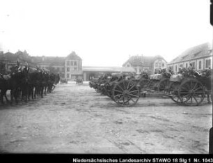 Hundertjahrfeier der Braunschw. Batterie (?) Enthält: Platte 18, berittene Soldaten und Soldaten auf mit Pferden bespannten Geschützlafetten vor der Artilleriekaserne Wolfenbüttel, Lindenstraße