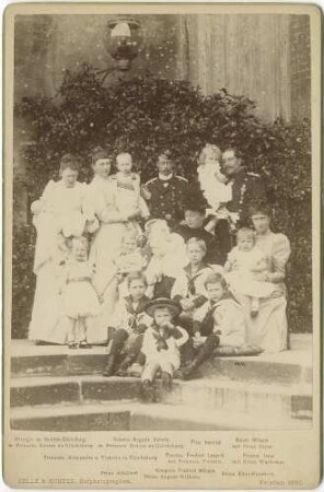 Kaiser Wilhelm II., König von Preußen und Kaiserin Auguste Victoria, Königin von Preußen, mit Kindern und ihren Schwestern, teils stehend, teils sitzend auf Treppe vor Gebäude (Familienbild, siebzehn Personen)