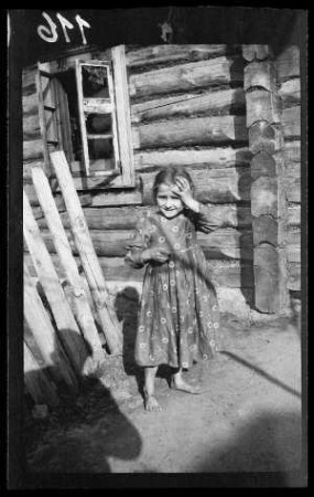 bei Wilna (?) (Litauen): einheimisches Mädchen vor einem Blockhaus ("russisches Bauernkind")